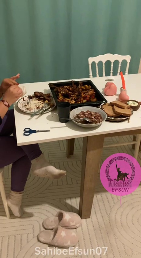 Köpeğime yemek hazırlıyorum